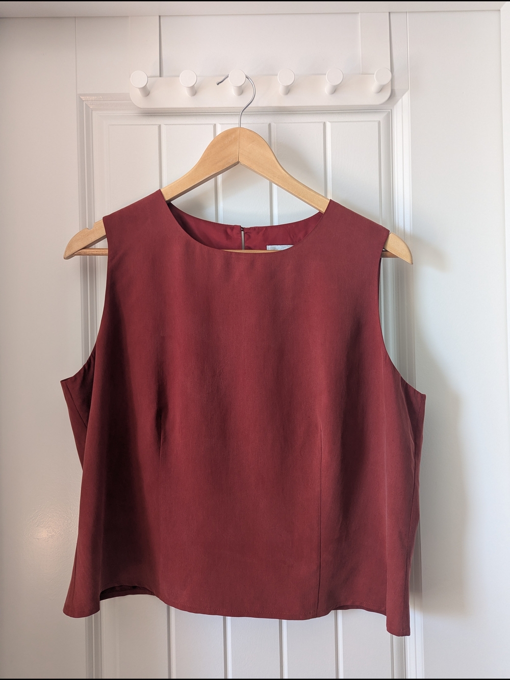 Sleeveless Crewneck Camisole in Wine Red